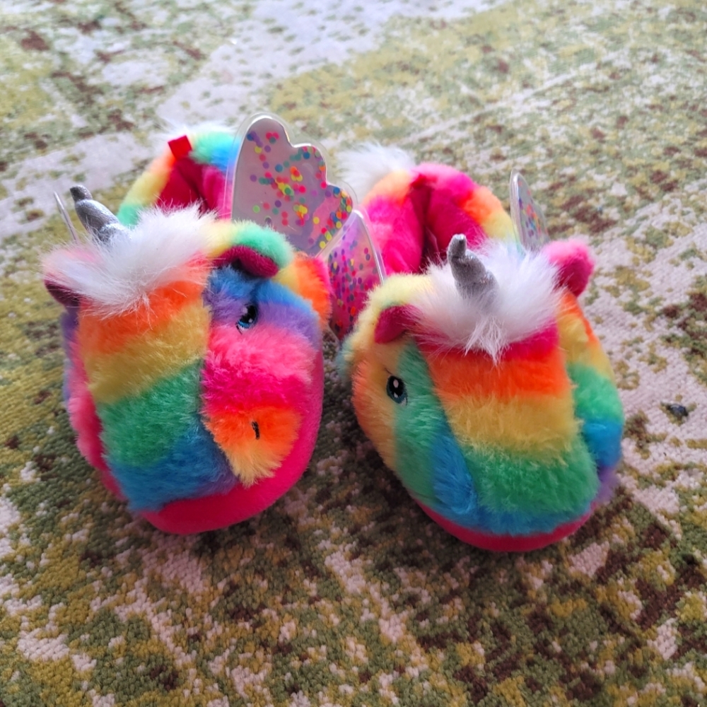 🔥2/15$Bundle&save Fuzzy 🦄Girls 7-8 slippers!! - Picture 1 of 5